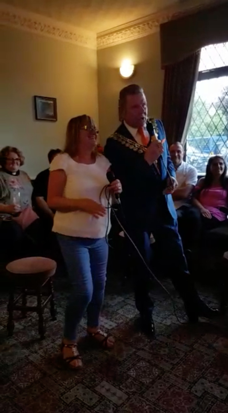 Other image for VIDEO: Singing mayor Steve steals the show